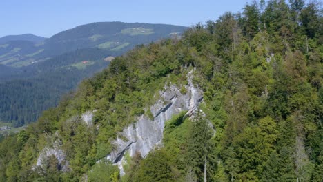 Drohnenblick-Auf-Den-Panoramaaussichtspunkt-Des-Grünen-Fensters-In-Radlje-Ob-Dravi,-Slowenien