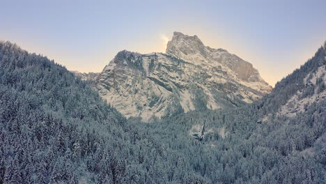 Una-Hermosa-Antena-Se-Eleva-Sobre-El-Bosque-Nevado-De-La-Reserva-De-Sixt-fer-à-cheval-Durante-El-Invierno,-Alpes-Franceses