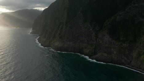 Dramatische-Landschaft-An-Der-Zerklüfteten-Küste-Der-Insel-Madeira-Mit-Lichtstrahlen-Vom-Sonnenaufgang