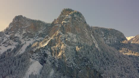 Eine-Schöne-Luftaufnahme-Des-Verschneiten-Reservats-Von-Sixt-fer-à-cheval-Im-Winter,-Französische-Alpen