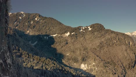Eine-Luftaufnahme-Des-Vallée-Du-Giffre,-Das-Sich-Im-Winter-Hinter-Einer-Massiven-Klippe-Offenbart,-Französische-Alpen