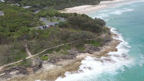 Cars-Parked-On-Cylinder-Headland-Foreshore---Coastal-Walk-With-Crashing-Waves-Near-Cylinder-Beach-In-Point-Lookout,-QLD,-Australia
