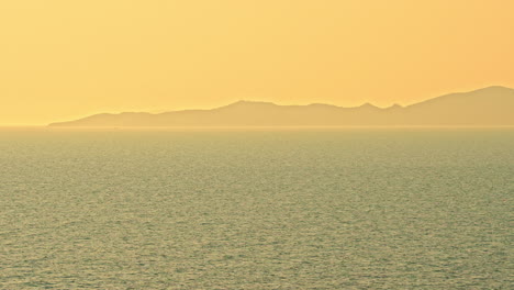 Gelbe-Tropische-Nachmittagslandschaft,-Sonnenlicht-über-Nebliger-Meeresbucht-Und-Halbinsel,-Weite-Aussicht