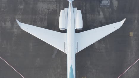 Lowering-towards-wings-and-fuselage-of-Gulfstream-G550-private-jet