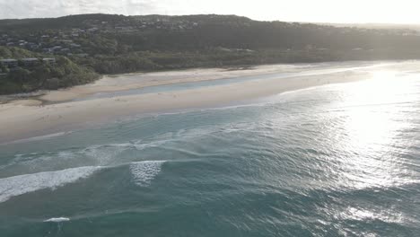 Funkelndes-Wasser-Des-Blauen-Meeres-An-Einem-Sonnigen-Tag-Am-Zylinderstrand---North-Stradbroke-Island,-Queensland,-Australien