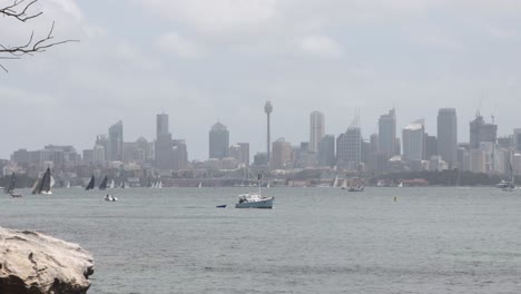 Zoomaufnahme-Von-Sydneys-Cbd-Mit-Vielen-Booten,-Die-Im-Hafen-Kreuzen