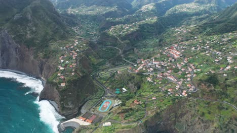 Mountainous-village-Faial-with-traditional-houses-on-volcanic-island-Madeira