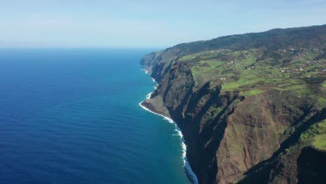 Beeindruckende-Natürliche-Vulkanische-Klippen-Der-Portugiesischen-Insel-Madeira,-Antenne