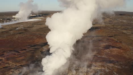 Gas-Blanco-Se-Eleva-Desde-Un-Géiser-Volcánico-Activo-En-Islandia,-Gunnuhver