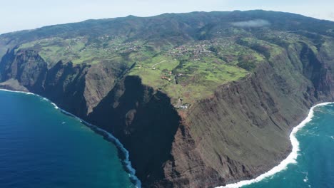 Majestuosos-Acantilados-De-La-Isla-De-Madeira-En-Un-Día-Soleado-Perfecto-En-El-Océano-Atlántico