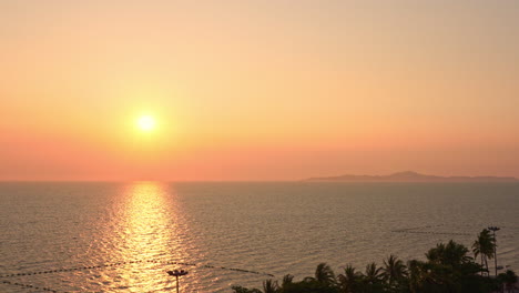 Erstaunliche-Aufnahme-Des-Meeres-Bei-Sonnenuntergang-Und-Leuchtend-Rosa-orangefarbenem-Himmel