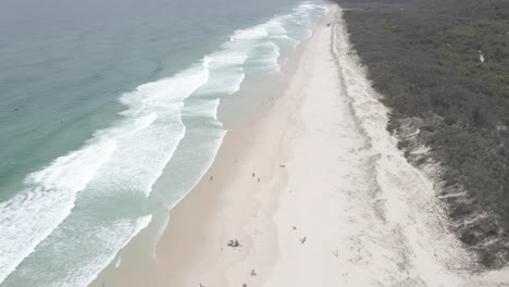 Sandstrand-Mit-Touristen,-Die-Sommerferien-Am-Hauptstrand-Genießen---Punktausblick,-Qld,-Australien