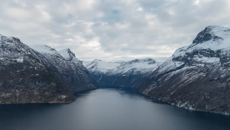Zeitraffer-Eines-Wunderschönen-Norwegischen-Fjordgeirangersees