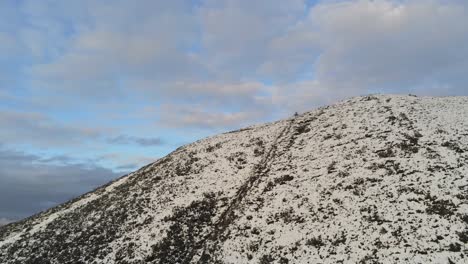 Verschneite-Winterlandschaft-Bergtal-Panorama-Walisischer-Wandernationalpark-Antenne,-Die-Sich-über-Dem-Gipfel-Erhebt