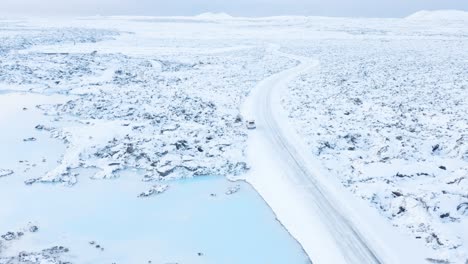 Paraíso-Invernal-En-Piscinas-Volcánicas-Azules-Cubiertas-De-Nieve-En-Islandia