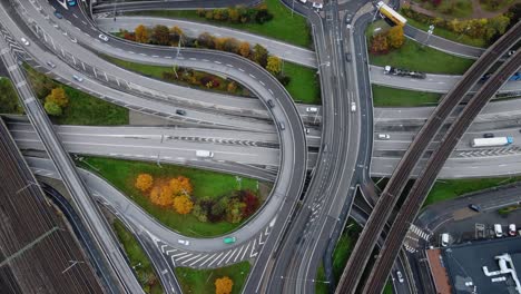 Tráfico-En-El-Cruce-De-Carreteras---Vehículos-Que-Conducen-En-La-Intersección-E20-Y-E6-En-Olskroken,-Gotemburgo,-Suecia