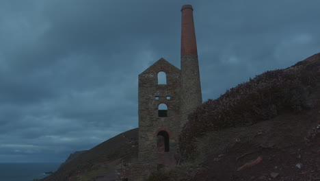 Parallax-reveal-of-Wheal-Coates-mine-on-Cornwall-coast-on-cloudy-dawn,-slider