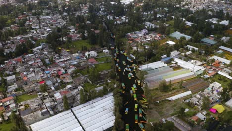 Drohne-Fliegt-Rückwärts-über-Xochimilco-Unesco-Weltnaturerbe
