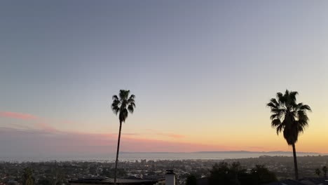 Sonnenuntergang-In-Santa-Barbara,-Palmen-Und-Dem-Pazifischen-Ozean