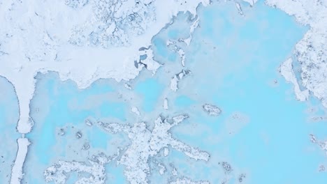 Natürliches-Blaues-Wasser-In-Der-Isländischen-Lagune,-Umgeben-Von-Schneebedecktem-Land