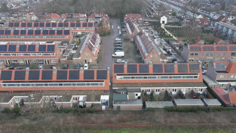 Luftdolly-Der-Neuen-Vorstadtgegend-Mit-Sonnenkollektoren-Auf-Den-Dächern