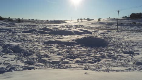 Schneebedeckte-Ländliche-Winterlandschaft-Spur-Fußabdruck-Schatten-Gelände-Luftaufnahme-Dolly-Erschossen-Links