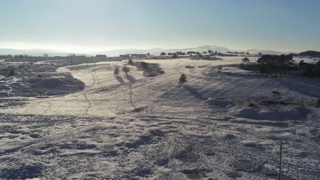 Schneebedeckte-Ländliche-Winterlandschaft-Spur-Fußabdruck-Schatten-Wildnis-Steigende-Luftbild