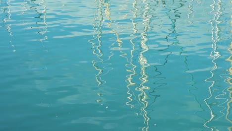 Spiegelungen-Von-Booten-Im-Wasser