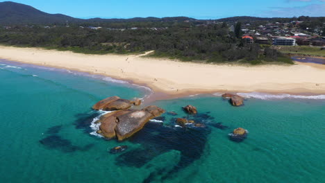 Schöner-Australischer-Strand-An-Der-Küste-Von-New-South-Wales,-Sonnige-Luftaufnahmen