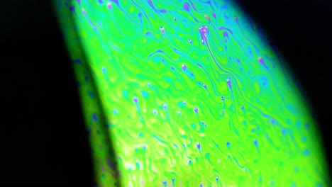 Stabile-4K-Aufnahmen-Von-Seifenballons,-Die-Die-Farben-Der-Makrowelt-Durch-Eine-Mikroskopperspektive-Zeigen