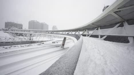 Madrid-Brücke-Zerstört-Mit-Extremem-Schnee-Inmitten-Des-Filomena-Sturms