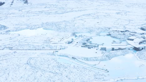 Luftaufnahme-Des-Berühmten-Blue-Lagoon-Spa-In-Der-Schneebedeckten-Landschaft-Islands