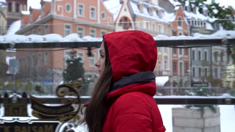 Mujer-Viajera-Turística-Caminando-Por-Las-Calles-Vacías-De-Riga,-Letonia-Durante-El-Invierno