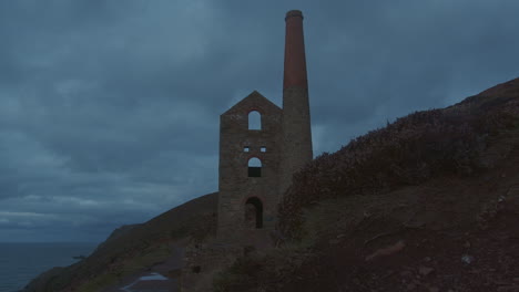 Alte-Wheal-Coats-Mine-Auf-Den-Felsen-Von-Cornwall-Mit-Blick-Auf-Das-Meer,-Langsame-Enthüllung