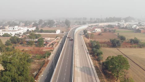 Blick-Auf-Den-Verkehr-Auf-Der-Autobahn-Von-Einer-überführung-In-Punjab