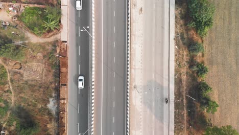 Vista-De-ángulo-Superior-Del-Tráfico-En-La-Carretera-En-Punjab