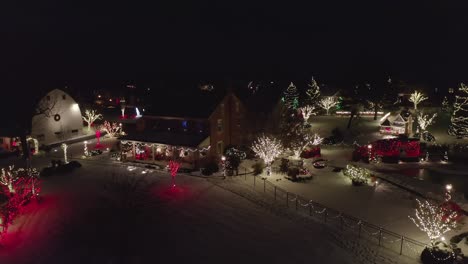 Luftaufnahme-Von-Haus-Und-Scheune,-Die-Zu-Weihnachten-Dekoriert-Sind