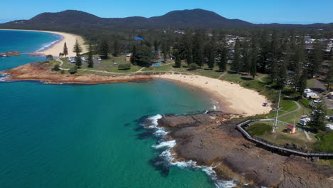 Beautiful-seaside-NSW-Australian-coastal-town-South-West-Rocks,-aerial-view