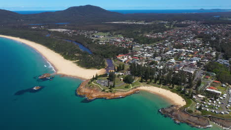 Aerial-shot-of-NSW-seaside-coastal-town-South-West-Rocks,-Australia