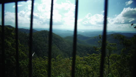 Vista-Panorámica-Del-Paisaje-Natural-Desde-El-Monte-Glorioso-En-La-Región-De-La-Bahía-De-Moreton,-Queensland,-Tiro-Lateral
