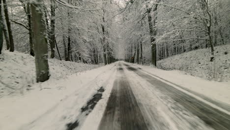 Verschneite-Straße-Durch-Frostigen-Fichtenwald-Im-Winter-In-Der-Nähe-Des-Ländlichen-Dorfes-Pieszkowo,-Polen