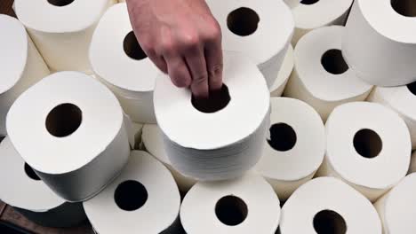 Stacking-supply-of-toilet-paper