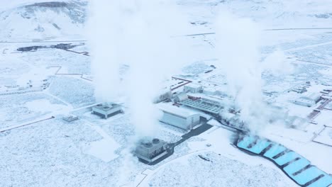 Geothermisches-Kraftwerk-Svartsengi-In-Island-Mit-Aufsteigendem-Dampf,-Der-Mit-Schnee-Bedeckt-Ist