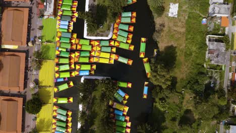 Vogelperspektive-Von-Oben-Nach-Unten-Auf-Xochimilco,-Grüne,-Gelbe-Und-Rote-Trajineras