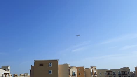 Flugzeugabflug-Im-Fernen-Blauen-Himmel