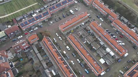 Drohne-Umkreist-Vorstadtviertel-Mit-Sonnenkollektoren-Auf-Dächern