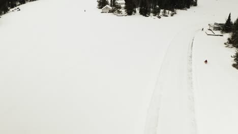 Una-Moto-De-Nieve-Viaja-A-Lo-Largo-De-Un-Lago-Congelado-En-El-ártico-De-Canadá