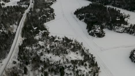 Eisstraßen,-Die-über-Den-Zugefrorenen-See-Verstreut-Sind,-Der-Im-Borealen-Wald-Im-Norden-Kanadas-Versteckt-Ist