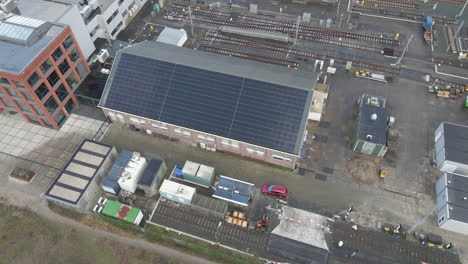 Antenne-Eines-Mit-Sonnenkollektoren-Gefüllten-Industriedaches