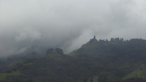 Día-De-Niebla-En-La-Ciudad-De-Papeete,-Tahití,-Polinesia-Francesa